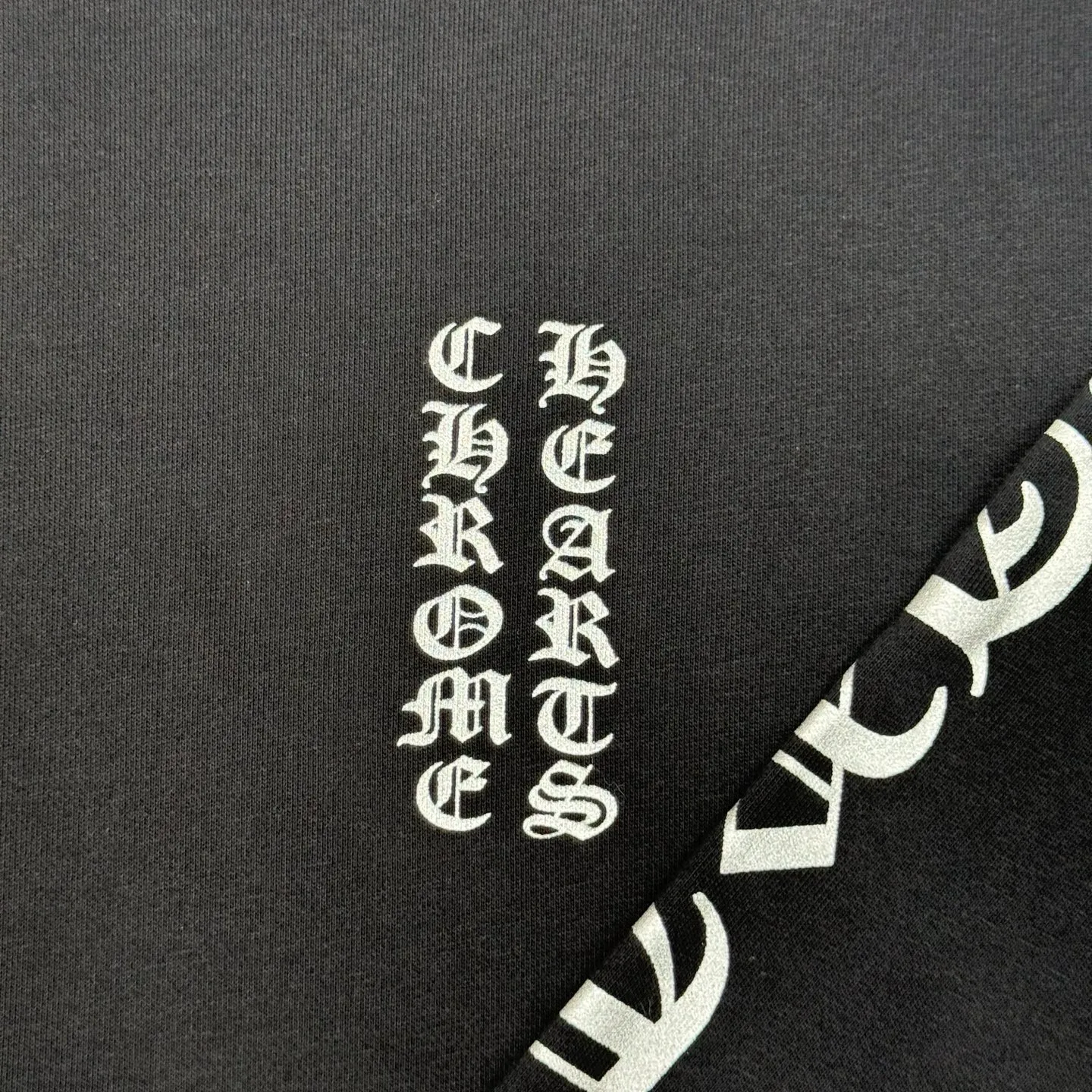 P400 Chrome Herat 25 1988 limited Sanskrit printed hooded sweatshirt Size: S/M/L The fabric is made of fleece 420g cotton. The printing uses a variety of printing processes. Thermosetting ink printing.